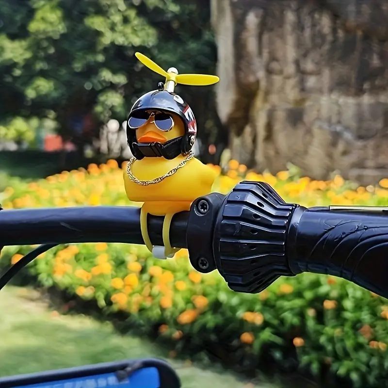 Резиновая уточка в шлеме акулы Crazy Duck на руль Podarkus AD015-1 AD015-1 фото