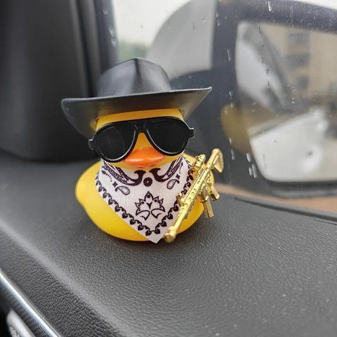 Гумова качечка в шляпі та хустці Crazy Duck на торпеду Podarkus AD014-11 AD014-11 фото